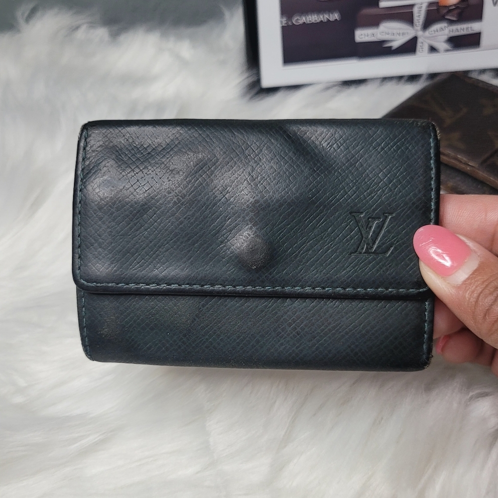 Louis Vuitton Taiga Leather 6 Key Holder
